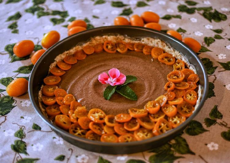 Torta crudista al cioccolato e kumquat