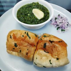 A picture of Hariyali Pav bhaji.