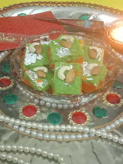 नारियल की बर्फी (Nariyal ki barfi recipe in Hindi) रेसिपी मुख्य फोटो