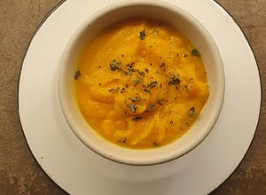 Una foto de Sopa thai de zapallo y naranja
