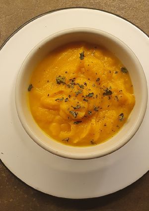 Una foto de Sopa thai de zapallo y naranja