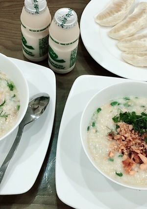 Hình của món Cháo cá hồi rau mầm.