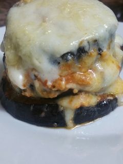 Una foto de Milhoja de berenjena con carne y mozzarella