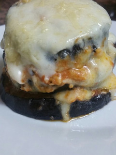 Una foto de Milhoja de berenjena con carne y mozzarella
