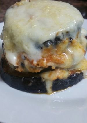 Una foto de Milhoja de berenjena con carne y mozzarella