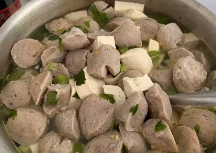 Proses Menyiapkan Sup Bakso Tahu yang Lezat