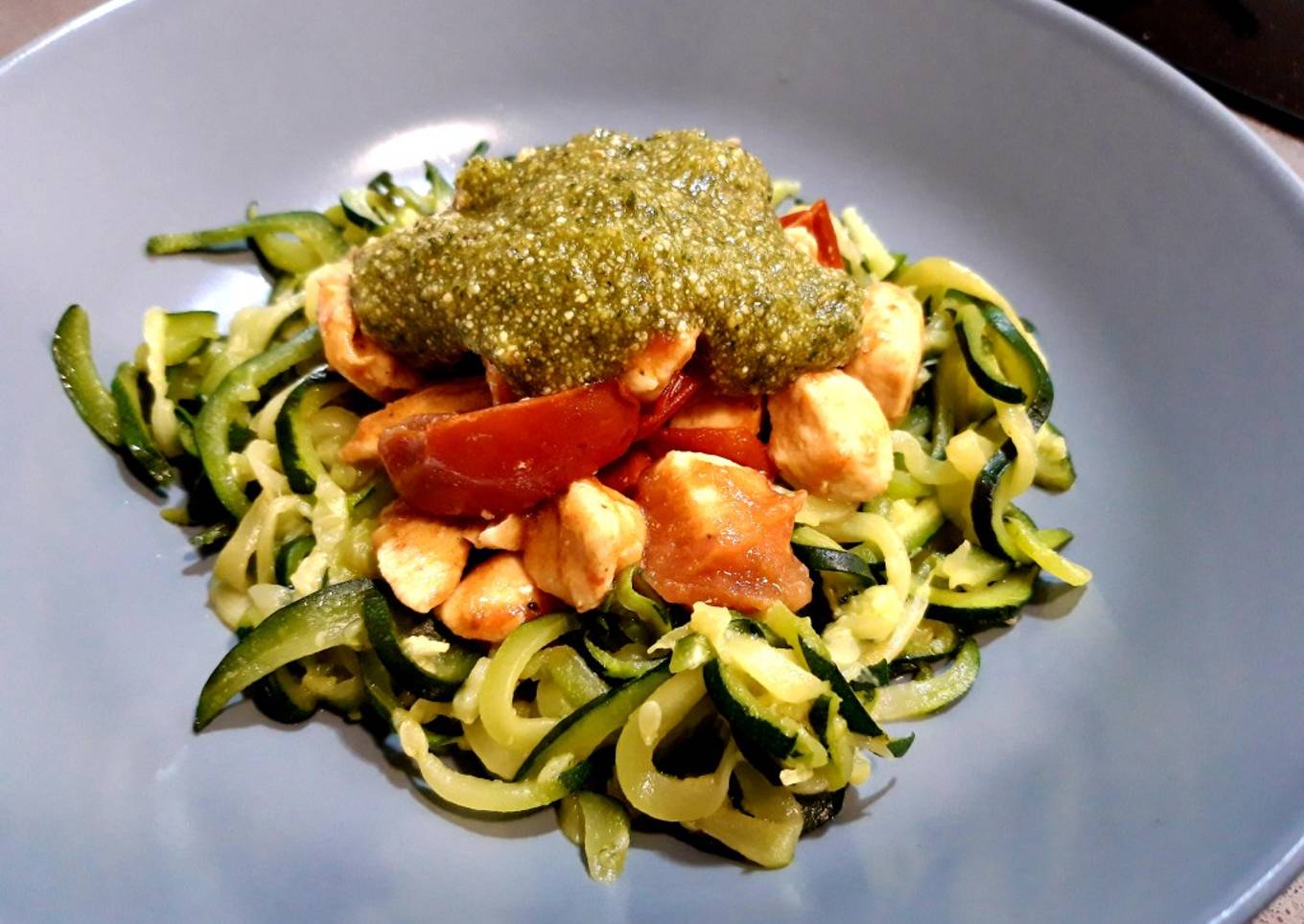 Espaguetis de calabacín con pollo y pesto de avellanas