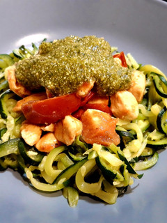 Una foto de Espaguetis de calabacín con pollo y pesto de avellanas