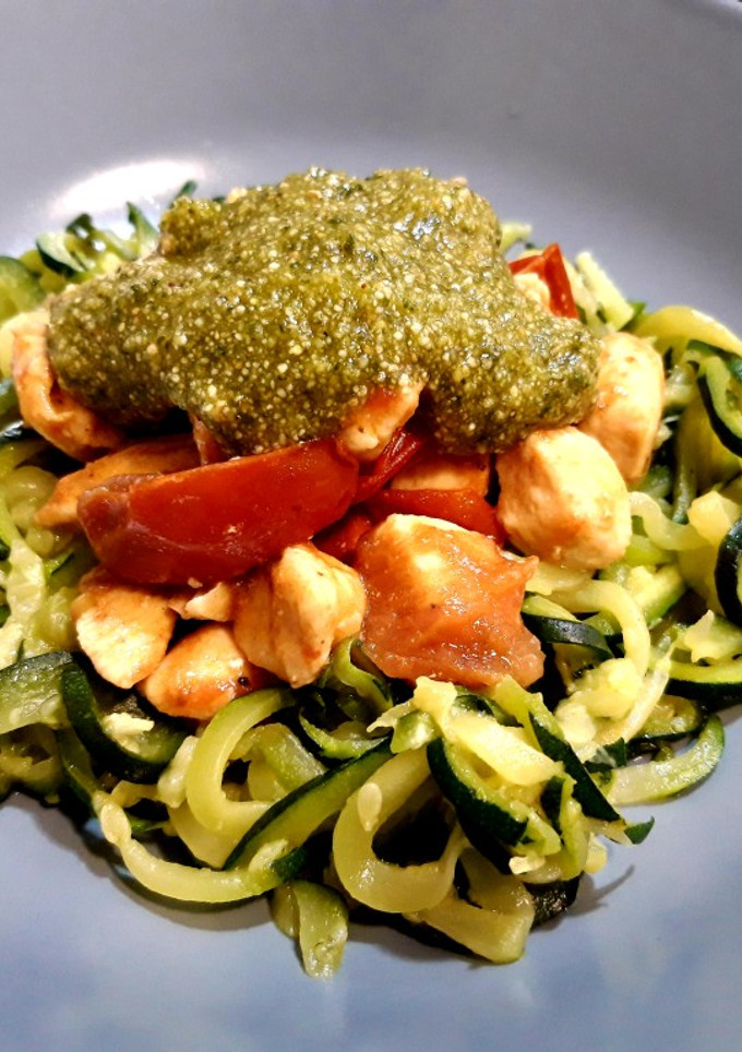 Una foto de Espaguetis de calabacín con pollo y pesto de avellanas