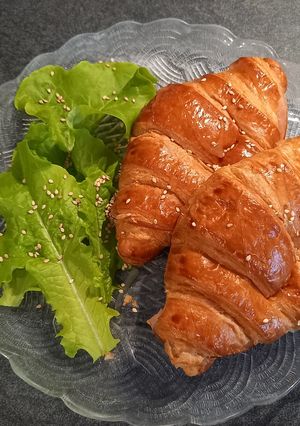Une photo de Croissants fourrés chèvre miel ciboule