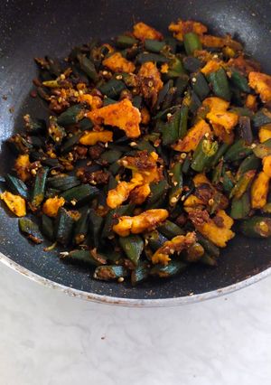બેસન ભીંડી (Besan Bhindi Recipe in Gujarati) રેસીપી મુખ્ય ફોટો