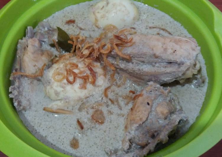 Opor Ayam Telur