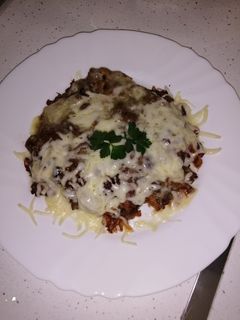 Una foto de Patatas fritas gratinadas con carne, bacon y barbacoa