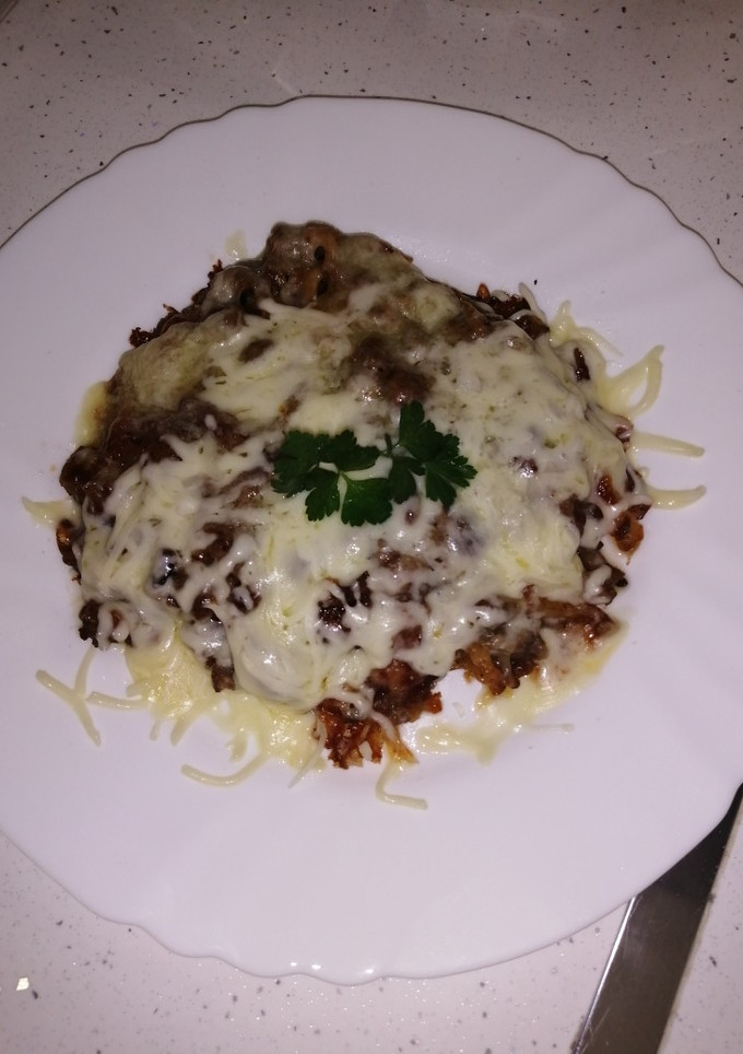 Una foto de Patatas fritas gratinadas con carne, bacon y barbacoa