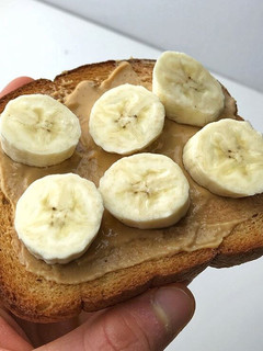 Una foto de Tostadas con crema de cacahuete y plátano🍌🥜