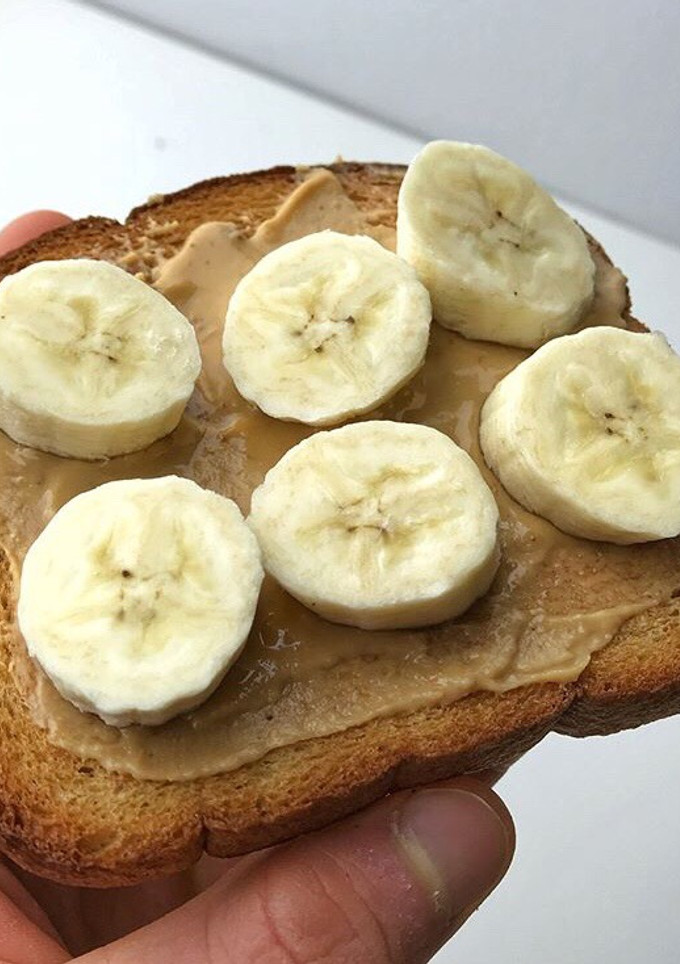 Una foto de Tostadas con crema de cacahuete y plátano🍌🥜