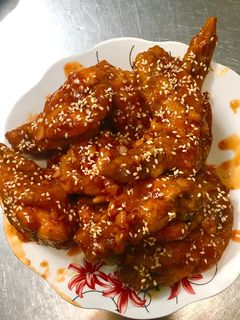 Hình của món Cánh gà sốt chua ngọt.