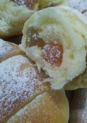 O poză a rețetei Cornulețe pufoase cu rahat.