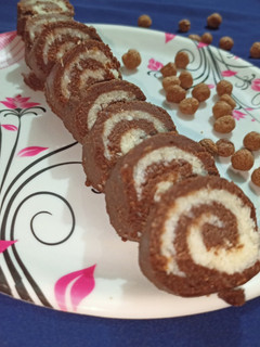 ચોકલેટ કોકોનટ પીનવ્હિલ્સ (Chocolate Coconut Pinwheels Recipe In Gujarati) રેસીપી મુખ્ય ફોટો