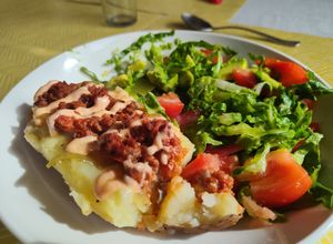 Una foto de Papa rellena con ensalada