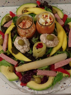 Una foto de Ensalada mezclum con verduras, arroz con tomate, magro de cerdo, salmorejo y fruta