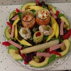 Ensalada mezclum con verduras, arroz con tomate, magro de cerdo, salmorejo y fruta