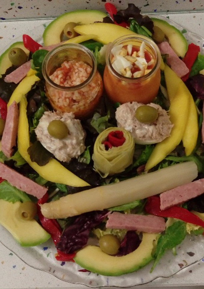 Una foto de Ensalada mezclum con verduras, arroz con tomate, magro de cerdo, salmorejo y fruta