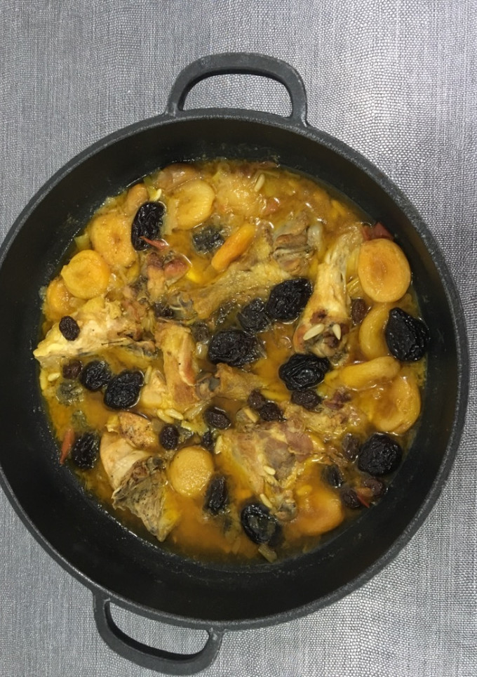 Una foto de Pollo 🐓 rustido con ciruelas y orejones para Navidad 🎄🎁