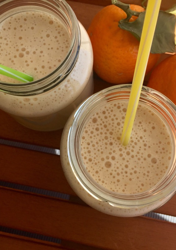 Una foto de Batido de frutas con almendras y miel