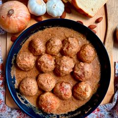 A picture of Meatballs in Almond Sauce! 🧄🍞🧅.