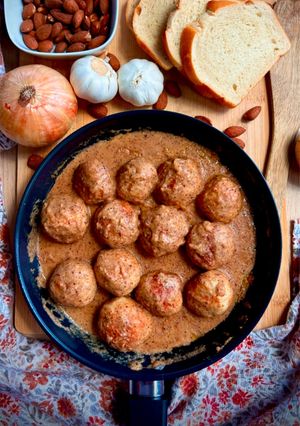 A picture of Meatballs in Almond Sauce! 🧄🍞🧅.