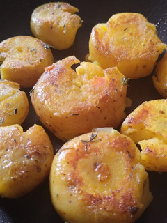 Una foto de Papas🥔 criollas🧆 doradas con tomillo🌿