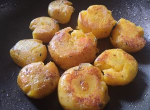 Una foto de Papas🥔 criollas🧆 doradas con tomillo🌿