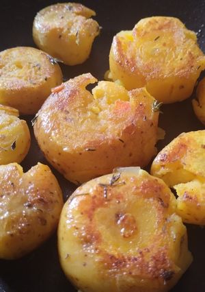 Una foto de Papas🥔 criollas🧆 doradas con tomillo🌿