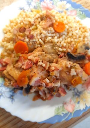 Kakukkfüves gombás csirke felső comb tarhonyával recept fotója