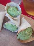 Conitos de tortilla con mousse de palta