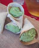 Conitos de tortilla con mousse de palta