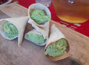Una foto de Conitos de tortilla con mousse de palta
