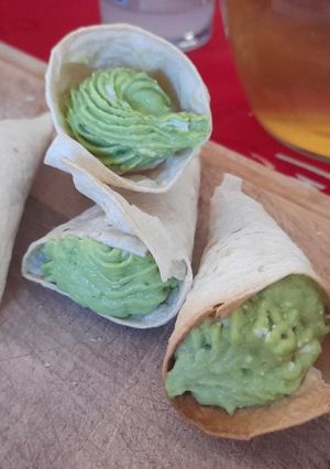 Una foto de Conitos de tortilla con mousse de palta