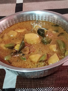 கருணைக்கிழங்கு கத்தரிக்காய் காரக்குழம்பு karunai kilangu kathrikkai kulambu recipe in tamil செய்முறை முக்கிய புகைப்படம்