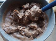 Una foto de postre de yogur con uvas