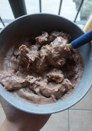 Una foto de Helado saludable de yogurt, banana y uvas 😋🍇