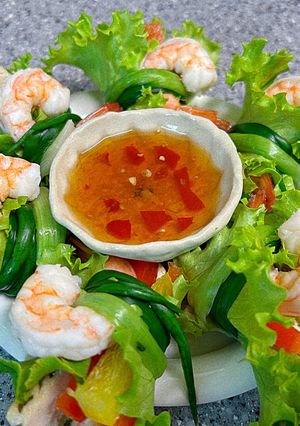 Hình của món Tôm cuốn ức gà rau củ.