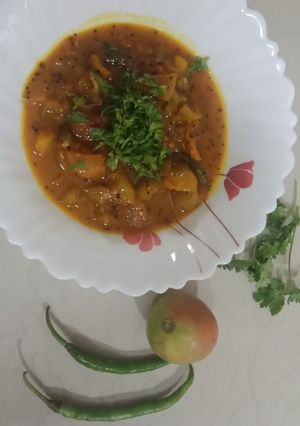 A picture of Spicy and tangy raw tomato curry.