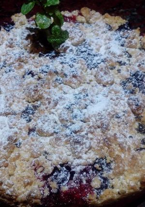 Una foto de Tarta de frutillas y arandanos con streusel