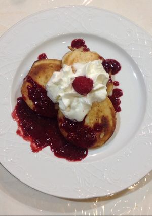 Foto principal de Tortitas Checas con salsa de frambuesa y nata