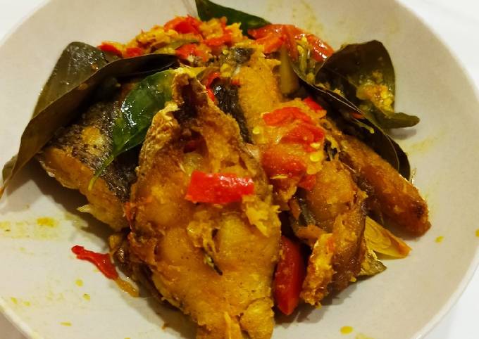 Pesmol Ikan Ekor Kuning