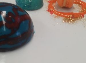 Una foto de Mousse de piloncillo con glaseado de chocolate blanco