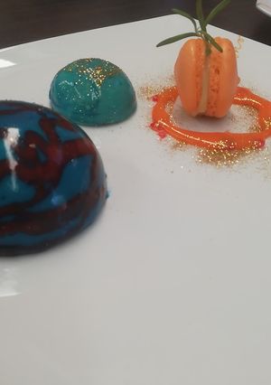 Una foto de Mousse de piloncillo con glaseado de chocolate blanco
