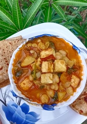 নিরামিষ চানা পনির এর ঘুগনি (Niramish chana paneer r ghugni recipe in Bengali) রেসিপির প্রধান ছবি